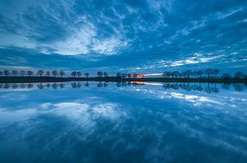 Wolken Reflexion bei Sonnenuntergang von Marcel Kerdijk