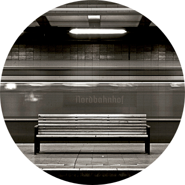 Ondergronds spooktreinstation op het S-Bahn perron van Nordbahnhof in Berlijn