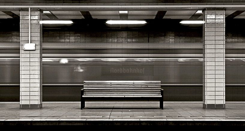 Gare souterraine fantôme sur le quai du S-Bahn de la gare du Nord à Berlin par Silva Wischeropp