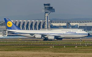 Lufthansa-Passagierflugzeug vom Typ Boeing 747-8 in Retro-Lackierung.