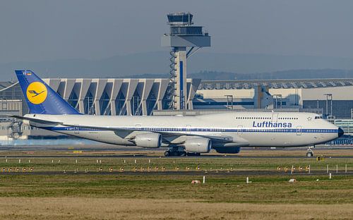 Lufthansa Boeing 747-8 passagiersvliegtuig in retro livery.