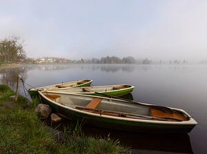Boote im Nebel am Seeufer in Bad Bayersoien