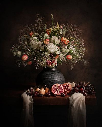 Nature morte avec des roses, des tulipes et des grenades