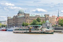 PRAG, TSCHECHIEN - 29. MAI 2024: Das Handelsministerium in Prag, Tschechische Republik, von der Moldau aus gesehen. von de-nue-pic
