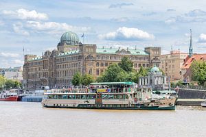 PRAG, TSCHECHIEN - 29. MAI 2024: Das Handelsministerium in Prag, Tschechische Republik, von der Moldau aus gesehen.