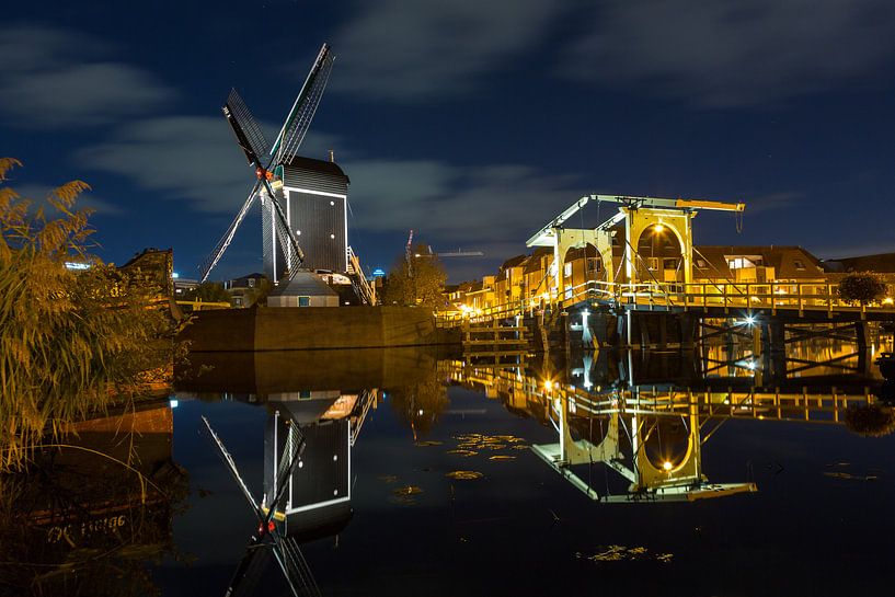 Molen de Put en de Rembrandt brug in Leiden van Marcel van den Bos