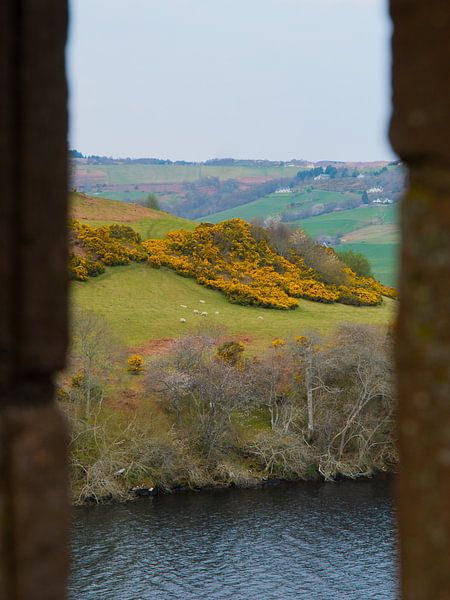 Schottische Landschaft von einer Burg aus gesehen von Koen Leerink
