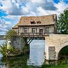 een oude vakwerkhuis betimmerde watermolen brug in Vernon in Frankrijk over de rivier de Seine van ChrisWillemsen