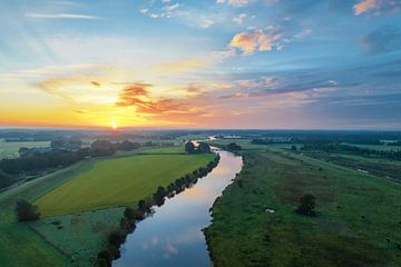 Vecht rivier van boven gezien tijdens zonsopkomst in de herfst in Overijssel