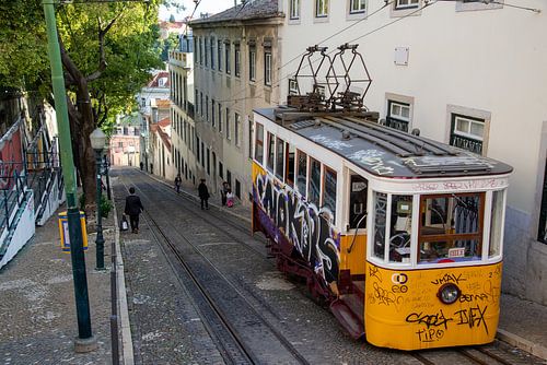 Die kultige Straßenbahn 28 in Lissabon, Portugal