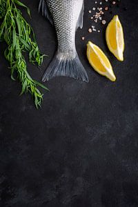 Fischschwanz, Estragon, Zitrone l Food Photography von Lizzy Komen