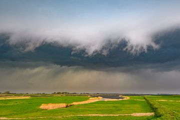 Onweerswolken boven het Reevediep bij Kampen in de IJsseldelta