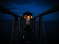 Un petit phare au lauwersmeer pendant le coucher du soleil
