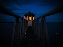 Un petit phare au lauwersmeer pendant le coucher du soleil