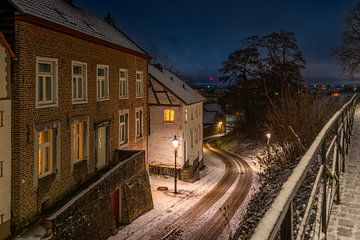 Elsloo in de avond in de winter met sneeuw