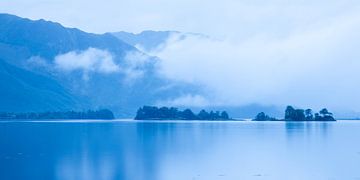 Loch Leven im Nebel von HylkoPhoto
