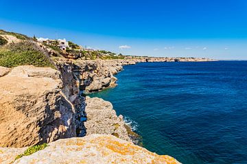 Rotskust kliffen op Mallorca, Middellandse Zee van Alex Winter