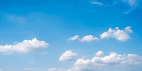 Blauer Himmel mit Wolken