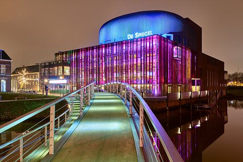 Theater De Spiegel im Abendlicht leuchtend