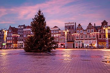 Weihnachten in Amsterdam am Nieuwmarkt in den Niederlanden bei Sonnenuntergang von Eye on You