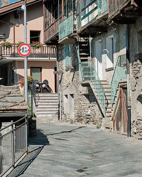 Dorf in den Bergen über dem Aosta-Tal von Eugenio Eijck