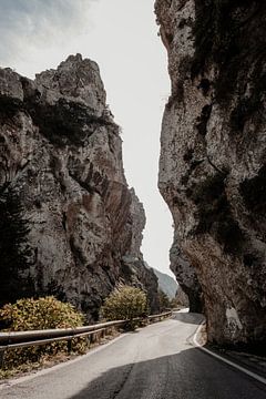 Rotsachtige bergen op Kreta | reisfotografie natuur | doorkijk bergen van Anouk Strijbos