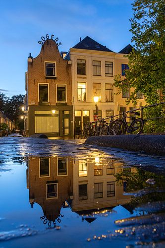 Avondsfeer in Utrecht weerspiegeling in de Vollersbrug