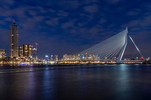 Skyline Rotterdam - Erasmusbrug in de avond van Franca Gielen