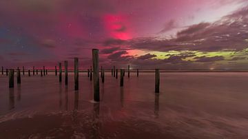 Noorderlicht boven Palendorp Petten op het strand in Petten van Bram Lubbers