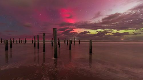 Noorderlicht boven Palendorp Petten op het strand in Petten