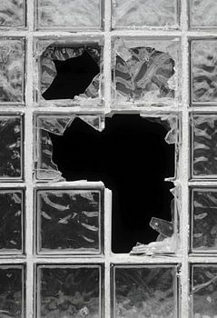 zerstörtes Fenster aus Glasbausteinen