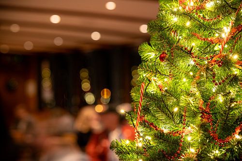 Verlichte kerstboom in horeca interieur