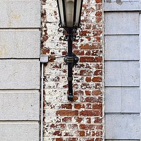 Une vieille lanterne contre un bâtiment sur Tessa Selleslaghs