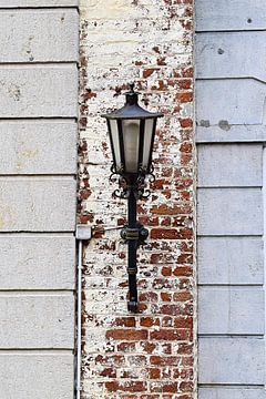 Une vieille lanterne contre un bâtiment sur Tessa Selleslaghs
