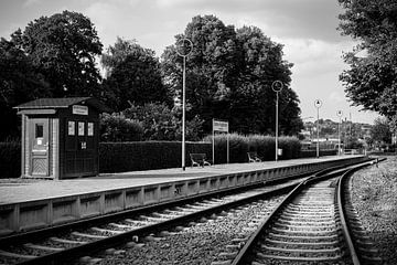 Essen-Kupferdreh station aan de Hespertal spoorlijn in zwart-wit van Tobias Kursawa