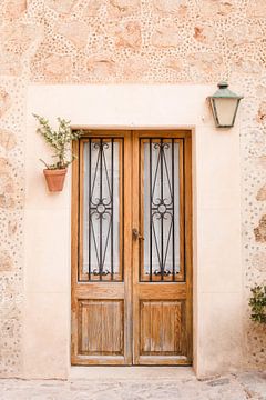 Nahaufnahme der Holztür auf Mallorca von Milou Emmerik
