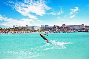 Kite surfing sur Palm Beach à Aruba dans la mer des Caraïbes sur Eye on You
