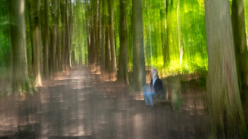 Frau auf Bank im Wald
