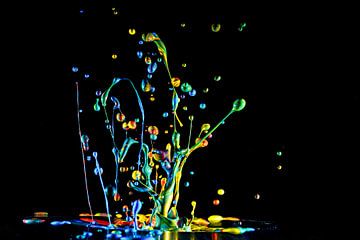 Dancing paint drops by Rietje Bulthuis