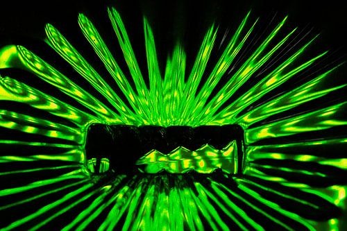 Abstracte macro van een verlicht kristallen glazen deksel