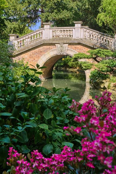 Romantische brug in stadspark Monceau in Parijs van Joran Quinten