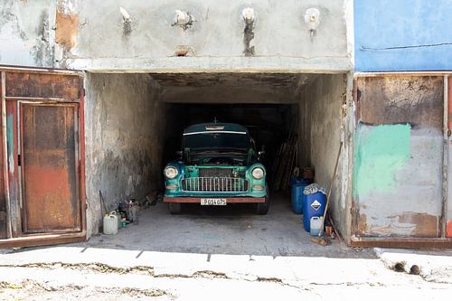 Oldtimer in een garage, Trinidad Cuba