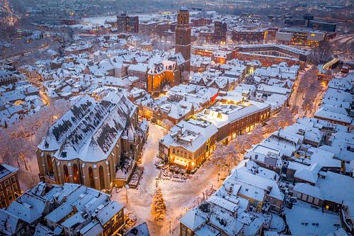 Zwolle Grote Markt in de binnenstad tijdens een koude winterse zonsondergang
