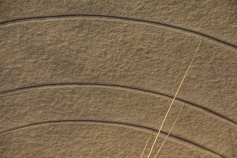 Strandkunst mit Sand und Strandhafer von Smit in Beeld