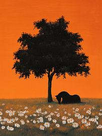 Silhouette eines Pferdes und eines Baumes vor einem orangefarbenen Himmel