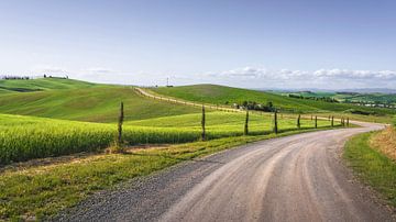 Route van de via Francigena in Crete Senesi. Toscane van Stefano Orazzini