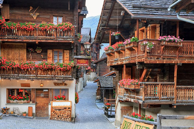 Grimentz stadsgezicht in de zomer van Dennis van de Water