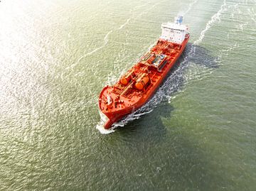 Schip NQ BELLIS dat chemische olieproducten vervoert loopt binnen van Sjoerd van der Wal Fotografie