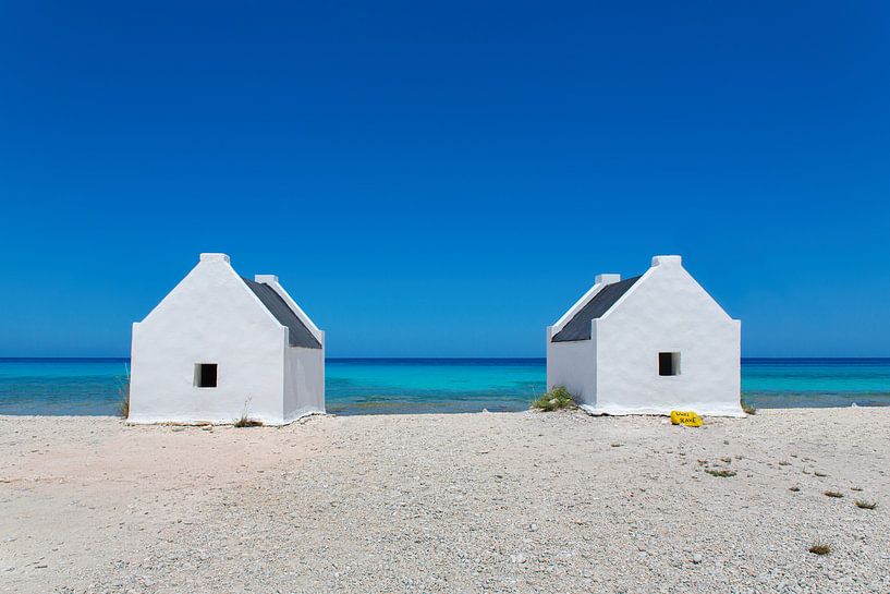 Deux maisons d'esclaves blancs au bord de la mer au large de l'île de Bonaire par Ben Schonewille
