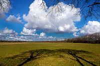 Bewolkt landschap met blauwe lucht